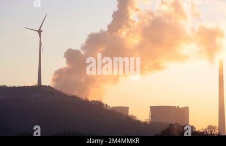 Gelsenkirchen, Deutschland. 17. Dezember 2022. firo: 17.12.2022, NRW, Energie, Nordrhein-Westfalen, Ruhrgebiet, Wirtschaft, Energiekrise das Kraftwerk Scholven ist ein Kraftwerk der Uniper Kraftwerke GmbH im Bezirk Scholven der Stadt Gelsenkirchen, Rauch - Windkraftrader . Kredit: dpa/Alamy Live News Stockfoto