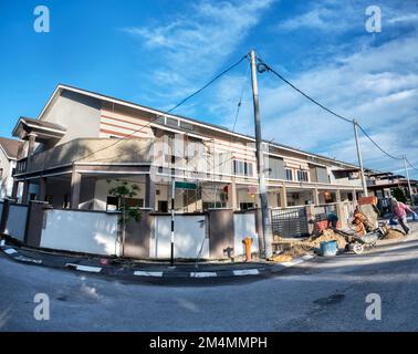 Außenansicht des zweistöckigen Vorort-Hauses. Stockfoto