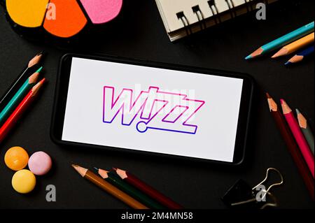 Polen. 17. Dezember 2022. In dieser Fotoabbildung wird ein Wizz Air Logo auf einem Smartphone angezeigt. Kredit: SOPA Images Limited/Alamy Live News Stockfoto