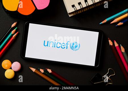 Polen. 17. Dezember 2022. In dieser Fotoabbildung wird ein UNICEF-Logo auf einem Smartphone angezeigt. Kredit: SOPA Images Limited/Alamy Live News Stockfoto