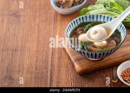 Beim Wintersonnenfest essen wir große yuanxiao aus tangyuan (tang Yuan, hässliche Reisklößchen) mit herzhafter Suppe in einer Schüssel. Stockfoto