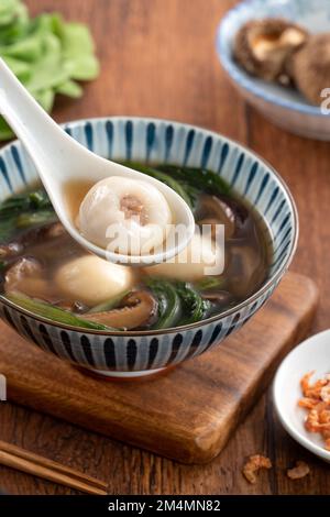 Beim Wintersonnenfest essen wir große yuanxiao aus tangyuan (tang Yuan, hässliche Reisklößchen) mit herzhafter Suppe in einer Schüssel. Stockfoto