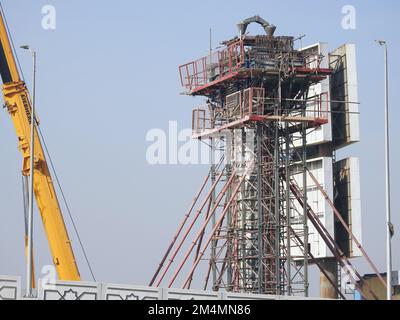 Kairo, Ägypten, Dezember 14 2022: Baustelle für das neue, noch im Bau befindliche Kairo-Einschienenbahnsystem, eines von echtem e Stockfoto