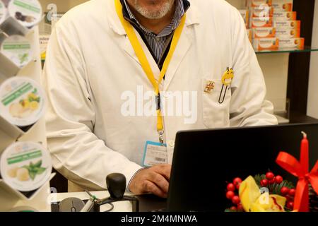 Apotheker hinter der Theke einer italienischen Apotheke. Hochwertiges Foto Stockfoto