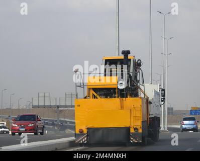 Kairo, Ägypten, November 23 2022: Ein sauberes Kehrfahrzeug, das Straßen und Asphalt von Schmutz, Abfall, Staub und Schmutz, Straßenschwamm reinigt Stockfoto