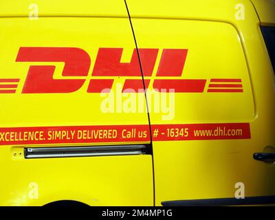 Kairo, Ägypten, Dezember 7 2022: DHL Truck Delivering a Package ist der weltweit führende Logistiksektor, der sich auf internationale Shippi spezialisiert hat Stockfoto