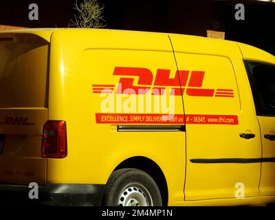 Kairo, Ägypten, Dezember 7 2022: DHL Truck Delivering a Package ist der weltweit führende Logistiksektor, der sich auf internationale Shippi spezialisiert hat Stockfoto