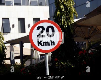 Kairo, Ägypten, Dezember 10 2022: Ein Straßenschild mit 20 KMH, 20 km/h Geschwindigkeitsbegrenzung auf der langsamen Spur in der Nähe des Eingangs, Restaurants und Cafés, Pro Stockfoto