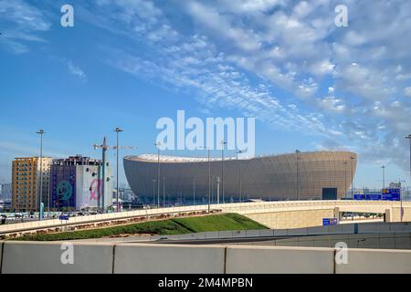 Das 80.000-Sitzer-Lusail Stadium Nachtansicht - Hier wird das Finale der FIFA Fußball-Weltmeisterschaft Katar 2022 ausgetragen Stockfoto