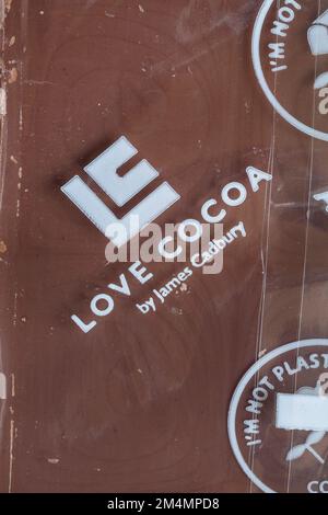Detail über Love Cocoa von James Cadbury, salziger Karamell-Schokoriegel Stockfoto