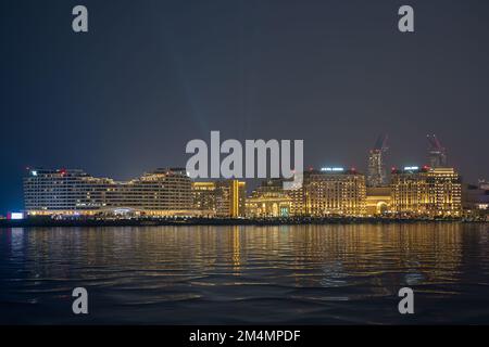 Wunderschöner Blick auf die Lusail Skyline nach Sonnenuntergang. Lusail Boulevard Stockfoto