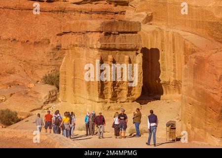 Petra, Jordanien - 3. November 2022: Touristen, die einen Spaziergang entlang des Sandsteinschluchten, Felsformationen, die zum UNESCO-Weltkulturerbe gehören Stockfoto