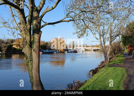 Die Eisenbahnbrücke über die Themse in Staines, an einem sonnigen Wintertag in Surrey England Stockfoto