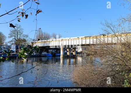 Die Eisenbahnbrücke über die Themse in Staines, an einem sonnigen Wintertag in Surrey England Stockfoto