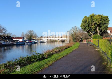 Die Eisenbahnbrücke über die Themse in Staines, an einem sonnigen Wintertag in Surrey England Stockfoto