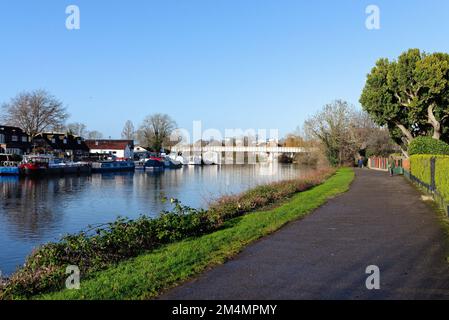 Die Eisenbahnbrücke über die Themse in Staines, an einem sonnigen Wintertag in Surrey England Stockfoto