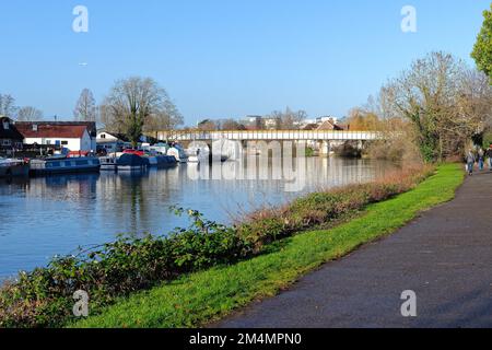 Die Eisenbahnbrücke über die Themse in Staines, an einem sonnigen Wintertag in Surrey England Stockfoto