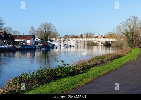 Die Eisenbahnbrücke über die Themse in Staines, an einem sonnigen Wintertag in Surrey England Stockfoto