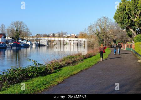 Die Eisenbahnbrücke über die Themse in Staines, an einem sonnigen Wintertag in Surrey England Stockfoto