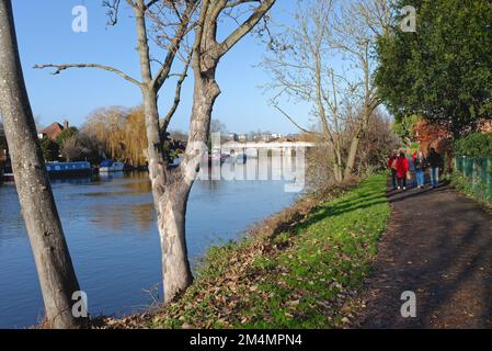 Die Eisenbahnbrücke über die Themse in Staines, an einem sonnigen Wintertag in Surrey England Stockfoto