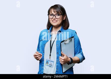 Porträt einer Arbeiterin mit industriellem Center-Karten-Klemmbrett auf weißem Hintergrund Stockfoto
