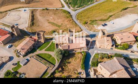 Wunderschöner Blick auf die Kirche von Artajona namens San Saturnino von der Drohne, Navarra, Spanien aus gesehen Stockfoto