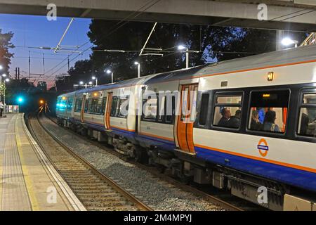 Stratford Bound, London Overground Train, am Hackney Downs Bahnhof, London, England, UK, E8 1LA Stockfoto