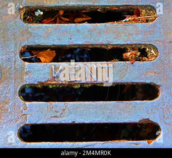 Geprägtes Gitter aus Gusseisen von Kent, Kent, England, Großbritannien Stockfoto