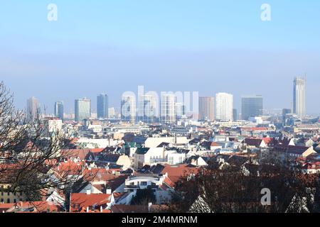 BRATISLAVA, SLOWAKEI - 18. DEZEMBER 2022: Blick auf die Skyline der Stadt vom Schloss mit Wolkenkratzern. Stockfoto