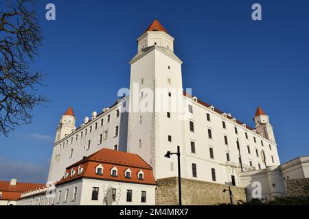 BRATISLAVA, SLOWAKEI - 18. DEZEMBER 2022: Schloss Bratislava, ein riesiges rechteckiges Gebäude mit vier Ecktürmen auf einem Hügel. Stockfoto