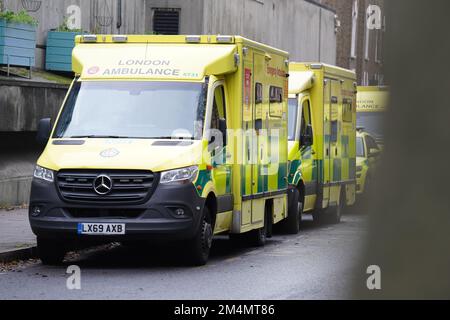 Krankenwagen vor der Waterloo Ambulance Station, South London. Die Krankenwagen in England und Wales gingen am Mittwoch, nach Maßnahmen der Krankenschwestern am Dienstag, und der NHS bereitete sich auf zusätzlichen Druck als Nebeneffekt der Arbeitskampagne vor. Foto: Donnerstag, 22. Dezember 2022. Stockfoto