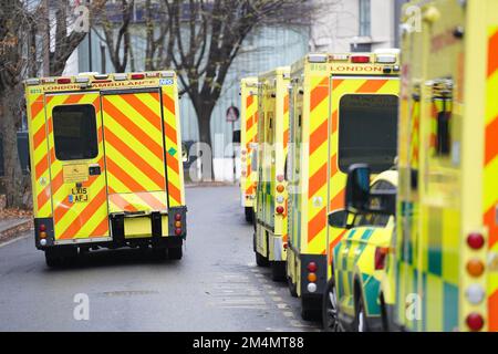 Krankenwagen vor der Waterloo Ambulance Station, South London. Die Krankenwagen in England und Wales gingen am Mittwoch, nach Maßnahmen der Krankenschwestern am Dienstag, und der NHS bereitete sich auf zusätzlichen Druck als Nebeneffekt der Arbeitskampagne vor. Foto: Donnerstag, 22. Dezember 2022. Stockfoto