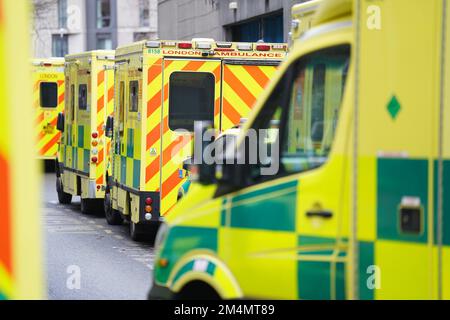 Krankenwagen vor der Waterloo Ambulance Station, South London. Die Krankenwagen in England und Wales gingen am Mittwoch, nach Maßnahmen der Krankenschwestern am Dienstag, und der NHS bereitete sich auf zusätzlichen Druck als Nebeneffekt der Arbeitskampagne vor. Foto: Donnerstag, 22. Dezember 2022. Stockfoto