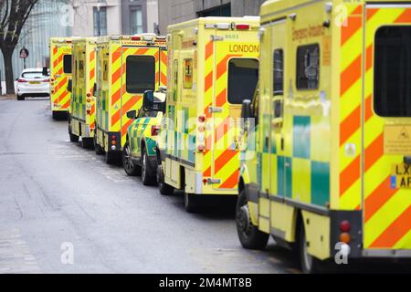 Krankenwagen vor der Waterloo Ambulance Station, South London. Die Krankenwagen in England und Wales gingen am Mittwoch, nach Maßnahmen der Krankenschwestern am Dienstag, und der NHS bereitete sich auf zusätzlichen Druck als Nebeneffekt der Arbeitskampagne vor. Foto: Donnerstag, 22. Dezember 2022. Stockfoto