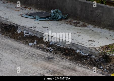 Betonschutt in einem Graben auf einer Baustelle Stockfoto