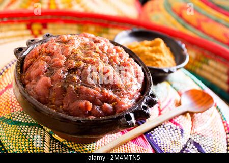 Äthiopischer Kifto. Kitfo ist ein traditionelles Gericht in äthiopischer Küche. Es besteht aus rohem Hackfleisch, erhitzt und in Mitmitmitite mariniert. Stockfoto