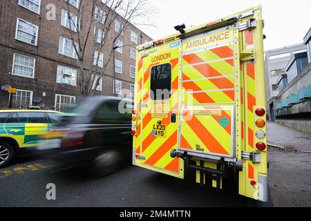 Krankenwagen vor der Waterloo Ambulance Station, South London. Die Krankenwagen in England und Wales gingen am Mittwoch, nach Maßnahmen der Krankenschwestern am Dienstag, und der NHS bereitete sich auf zusätzlichen Druck als Nebeneffekt der Arbeitskampagne vor. Foto: Donnerstag, 22. Dezember 2022. Stockfoto