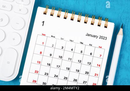 Januar 2023 Monatlicher Tischkalender für 2023 Jahr mit Taschenrechner und Holzstift. Stockfoto