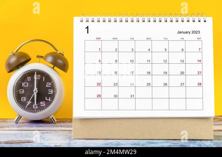 Januar 2023 Monatlicher Tischkalender für 2023 Jahr und Wecker. Stockfoto