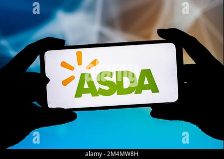 In dieser Fotoabbildung wird ein ASDA-Logo auf einem Smartphone angezeigt. Stockfoto