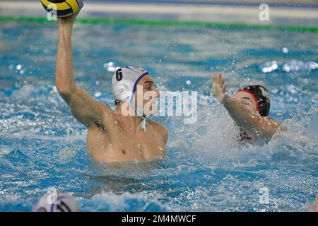 Piscina Bruno Bianchi, Triest, Italien, 14. Dezember 2022, Giuseppe Valentino (Pallanuoto Triest) während des Wasserpolo-Spiels Pallanuoto Triest gegen CN Noisy Le sec - len Euro Cup Stockfoto