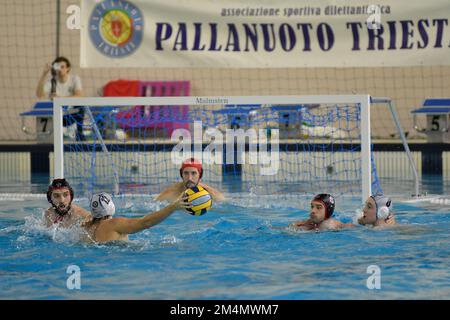 Piscina Bruno Bianchi, Triest, Italien, 14. Dezember 2022, Andrea Mladossich (Pallanuoto Trieste) während des Wasserpolo-Spiels Pallanuoto Triest gegen CN Noisy Le sec - len Euro Cup Stockfoto