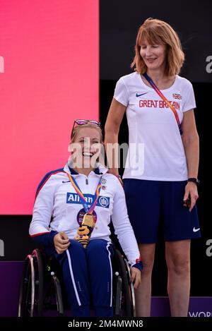 Hannah Cockroft mit Coach Jenni Banks und Goldmedaille bei den World para Athletics Championships im Olympiastadion in London, 2017. Stockfoto