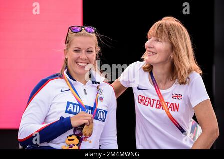 Hannah Cockroft mit Coach Jenni Banks und Goldmedaille bei den World para Athletics Championships im Olympiastadion in London, 2017. Stockfoto