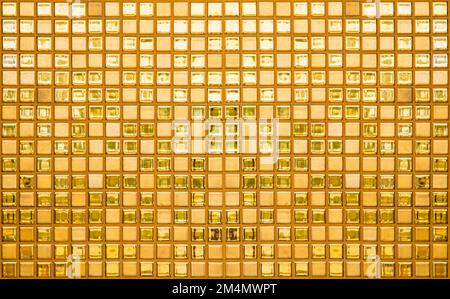 Hintergrundtextur für luxuriöse goldene Mosaikfliesen als Hintergrund. Goldglänzendes Keramikfliesenwandmuster. Hochauflösendes Foto. Stockfoto