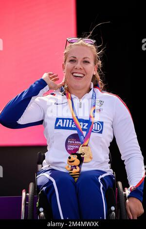 Hannah Cockroft mit Goldmedaille bei den World para Athletics Championships im Londoner Olympiastadion 2017 Stockfoto