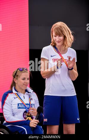 Hannah Cockroft mit Coach Jenni Banks und Goldmedaille bei den World para Athletics Championships im Olympiastadion in London, 2017. Stockfoto