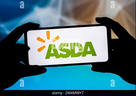 Polen. 23. September 2021. In dieser Fotoabbildung wird ein ASDA-Logo auf einem Smartphone angezeigt. (Kreditbild: © Mateusz Slodkowski/SOPA Images via ZUMA Press Wire) Stockfoto