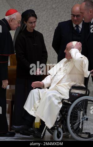 Italien, Rom, Vatikan, 12/22/21 Papst Franziskus schüttelt Kardinal Fernando Vérgez Alzaga (L), Präsident des Gouvernements des Vatikanstaats, während einer Audienz mit Staatsbediensteten der Vatikanstadt für den Austausch von Weihnachtsgrüßen in der Paul VI-Halle im Vatikan die Hand. Foto von Alessia Giuliani / katholisches Pressefoto. BESCHRÄNKT AUF REDAKTIONELLE VERWENDUNG - KEIN MARKETING - KEINE WERBEKAMPAGNEN Stockfoto