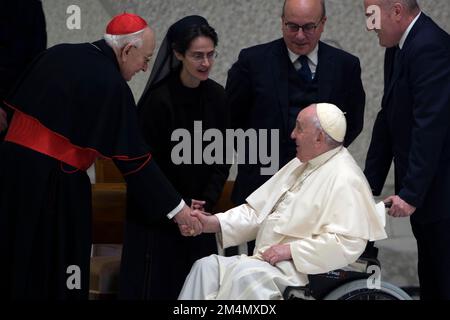 Italien, Rom, Vatikan, 12/22/21 Papst Franziskus schüttelt Kardinal Fernando Vérgez Alzaga (L), Präsident des Gouvernements des Vatikanstaats, während einer Audienz mit Staatsbediensteten der Vatikanstadt für den Austausch von Weihnachtsgrüßen in der Paul VI-Halle im Vatikan die Hand. Foto von Alessia Giuliani / katholisches Pressefoto. BESCHRÄNKT AUF REDAKTIONELLE VERWENDUNG - KEIN MARKETING - KEINE WERBEKAMPAGNEN Stockfoto